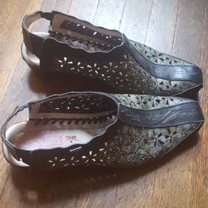 Pikolinos 38 8 black green ornamental leather